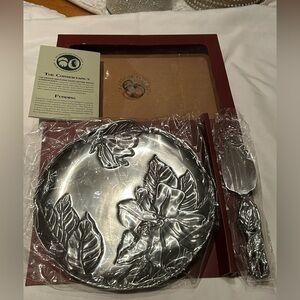 Arthur Court Designs Magnolia plate w/cheese server